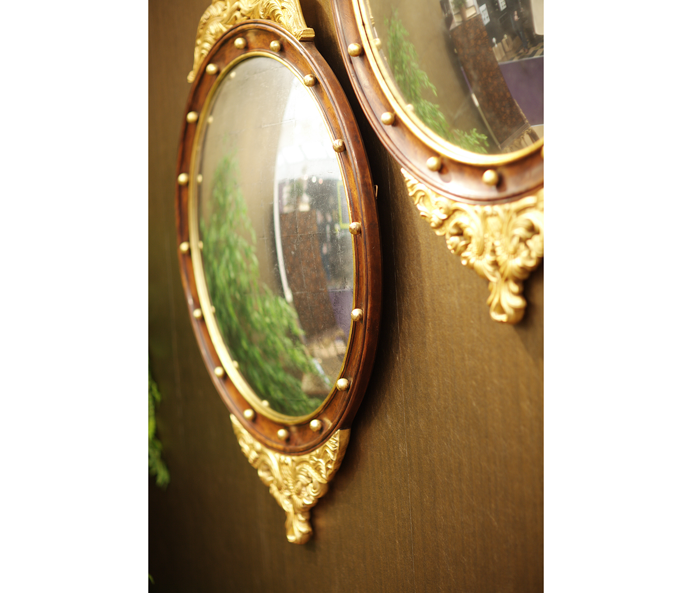 Regency walnut & gilt round convex églomisé mirror (Medium)
