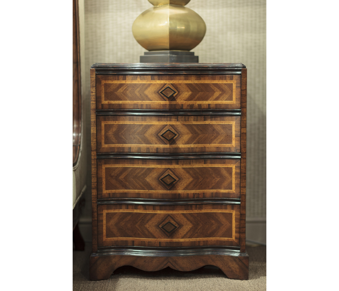 Small chest with decorative argentinian walnut veneer