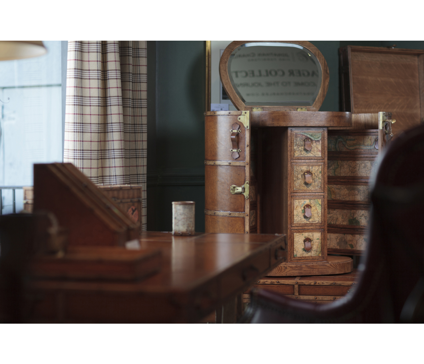 Travel Trunk Style Metamorphic Dressing Table