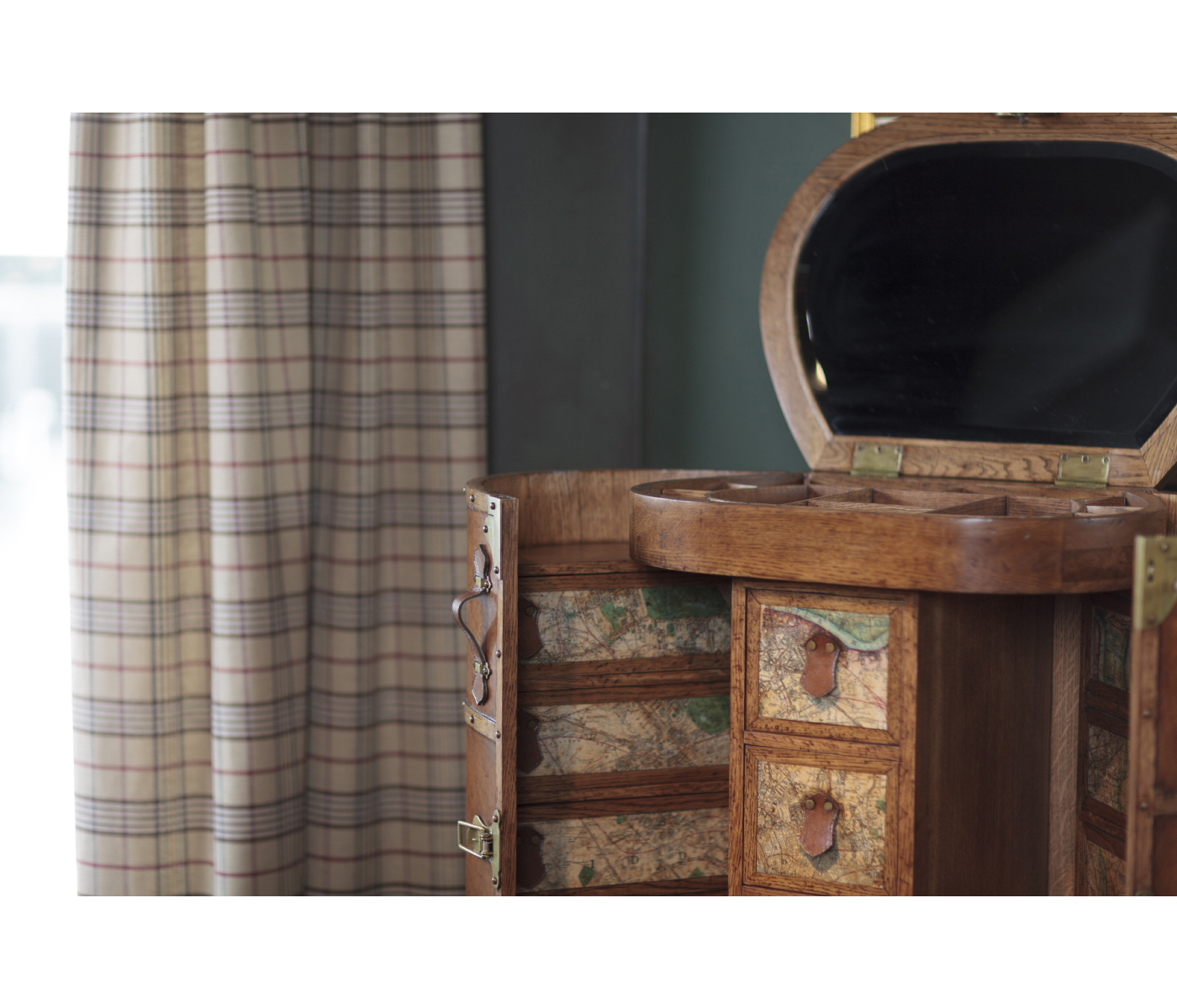 Travel Trunk Style Metamorphic Dressing Table