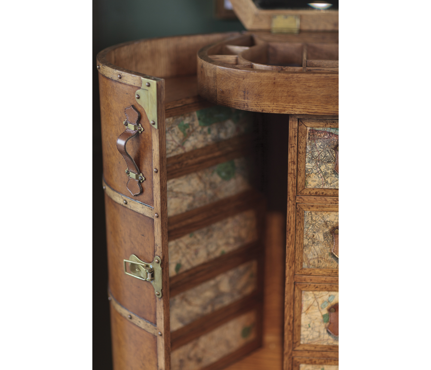 Travel Trunk Style Metamorphic Dressing Table